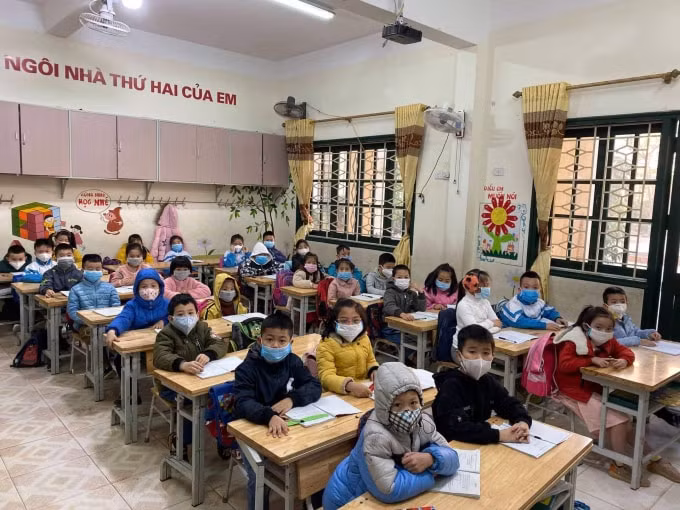 Để phòng chống dịch bệnh vi rút Corona nhiều trường học trên địa bàn tỉnh Thanh Hoá đã vệ sinh sạch sẽ lớp học và cho học sinh đeo khẩu trang để phòng tránh