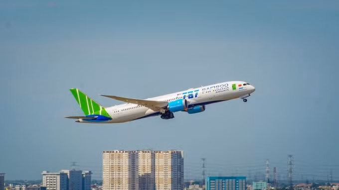 Ngay từ ngày đầu tiên của năm 2020, sân bay Tân Sơn Nhất đã đón chuyến bay thương mại đầu tiên khai thác bằng Boeing 787-9 Dreamliner của Bamboo Airways.