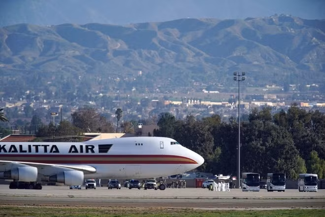 Máy bay chở công dân Mỹ sơ tán từ Vũ Hán hạ cánh xuống California hôm 29/1. Ảnh: Reuters.