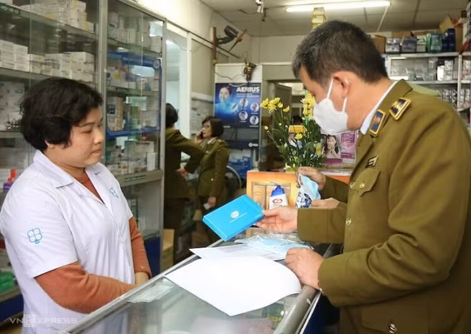 Lực lượng QLTT xử lý gần 1.200 cửa hàng bán khẩu trang vi phạm trong ngày 2/2/2020. Ảnh: Tổng cục Quản lý thị trường