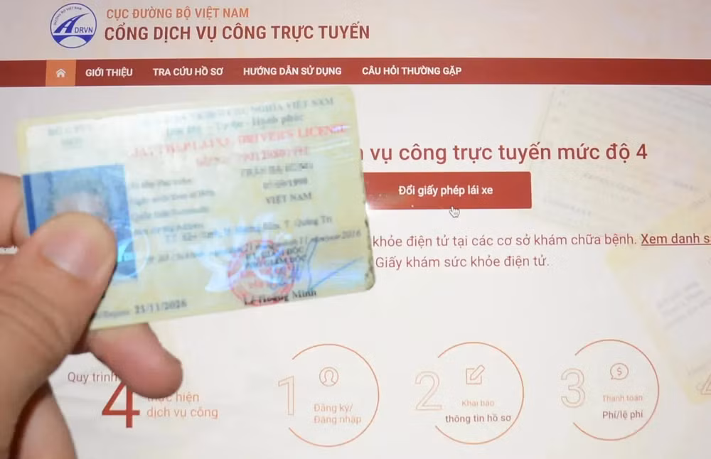 moi ngay tiep nhan khoang 1000 ho so cap doi giay phep lai xe truc tuyen hinh 1