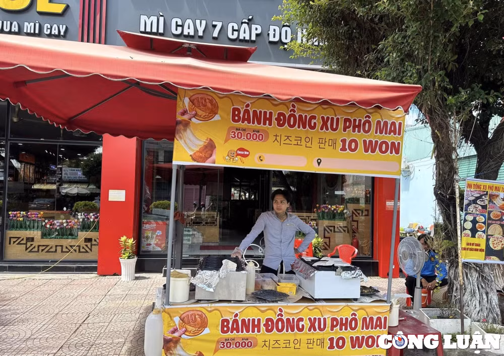 tung tro thanh con sot khien gioi tre xep hang doi mua nay banh dong xu pho mai e am vang khach hinh 3
