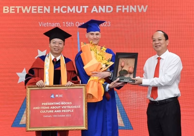 tp hcm trao tang tu sach viet nam cho truong dai hoc thuy si hinh 1