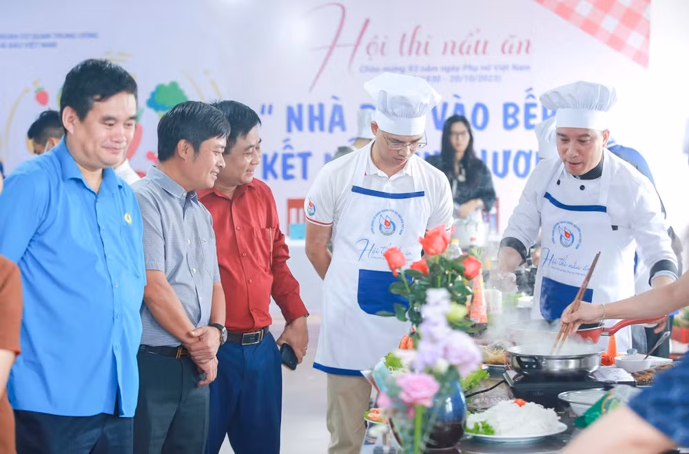 can bo doan vien cong doan co quan trung uong hoi nha bao viet nam cung nhau vao bep ket noi yeu thuong hinh 17