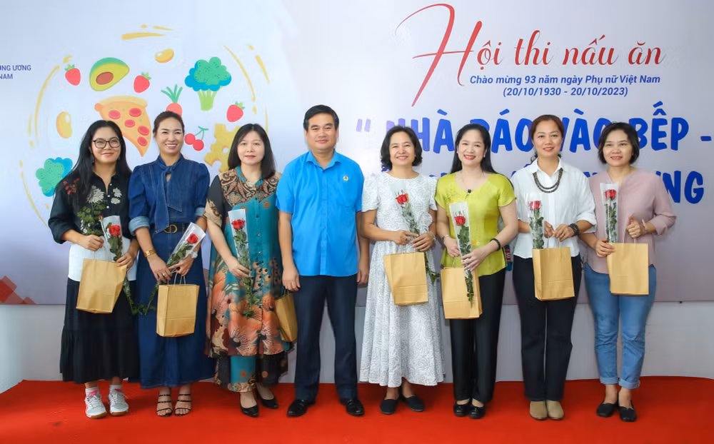 can bo doan vien cong doan co quan trung uong hoi nha bao viet nam cung nhau vao bep ket noi yeu thuong hinh 15