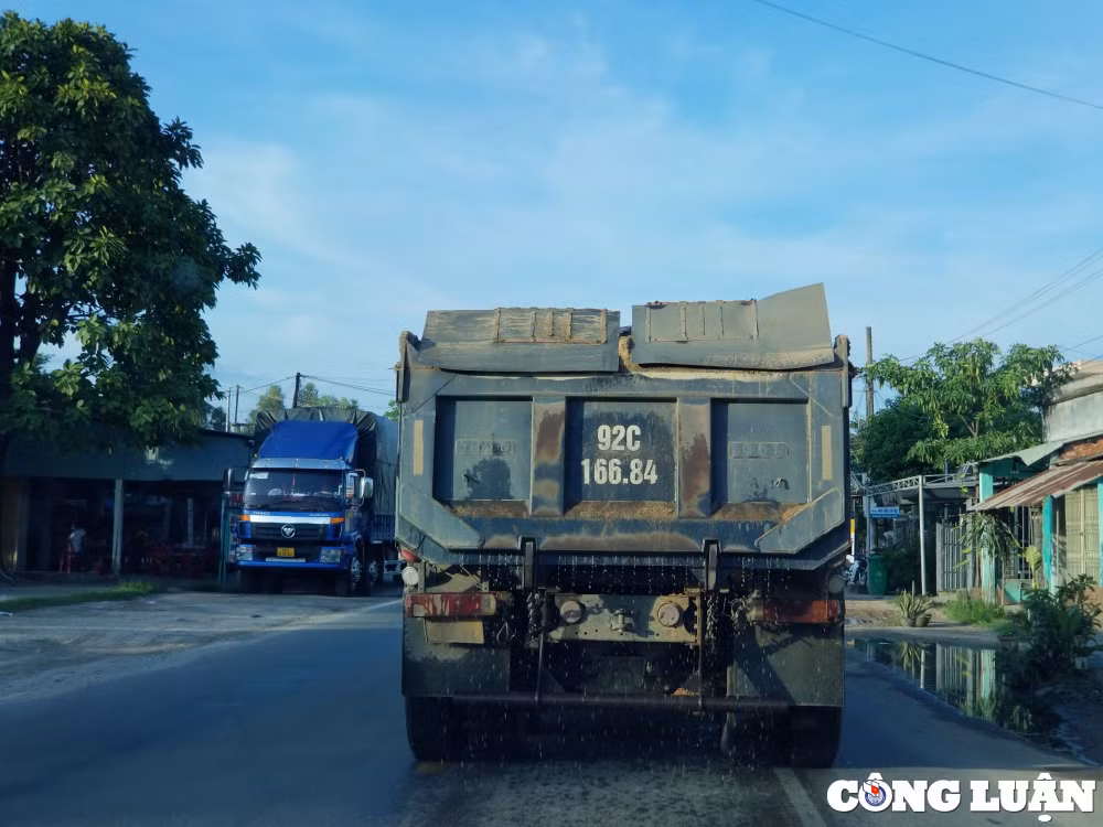 canh sat giao thong keu kho xu ly xe tai cho da cat long hanh tren quoc lo 14b hinh 1