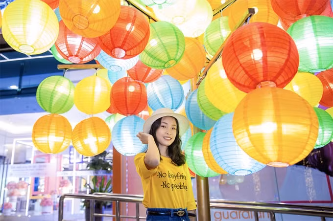 Với ánh đèn lồng rực rỡ, mỗi TTTM Vincom đều được hóa thân thành vùng đất tuyệt đẹp cho khách hàng khám phá và trải nghiệm.