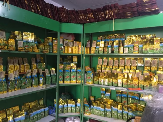 Một góc cửa hàng phân phối Trà Tân Cương Thái Nguyên của vợ chồng anh chị Xuân Doanh.