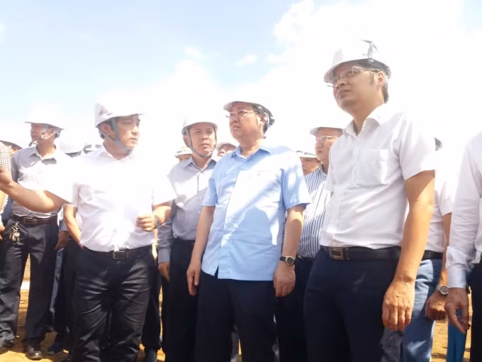 Phó Thủ tướng Vương Đình Huệ thị sát dự án cao tốc Trung Lương - Mỹ Thuận. Ảnh: NT