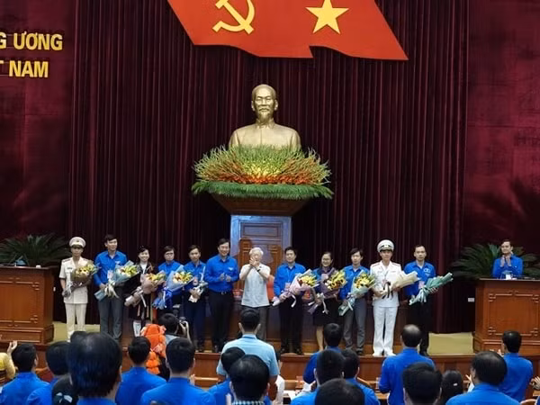 Tổng Bí thư, Chủ tịch nước Nguyễn Phú Trọng tặng hoa chúc mừng các đảng viên trẻ tiêu biểu toàn quốc. Ảnh: tienphong.vn