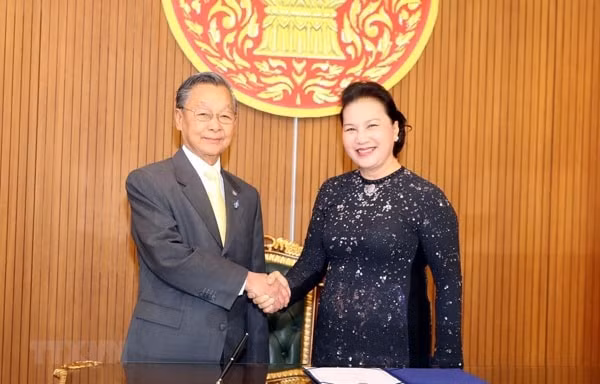 Chủ tịch Quốc hội Nguyễn Thị Kim Ngân gặp và hội đàm với Chủ tịch Hạ viện Vương quốc Thái Lan Chuan Leekpai. Ảnh: TTXVN