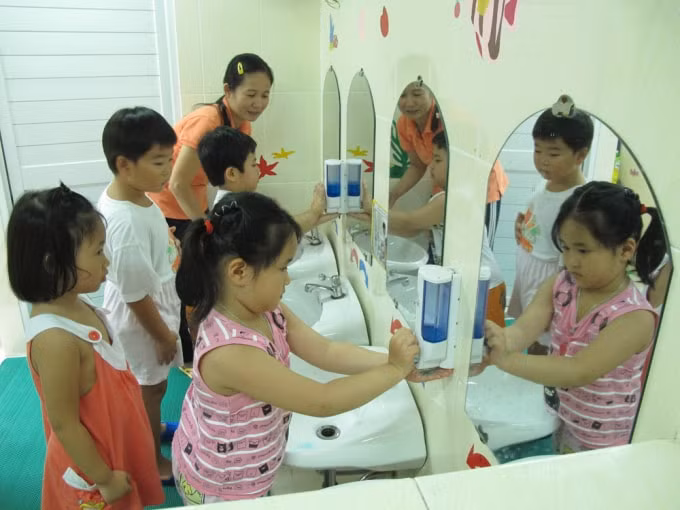 Các trường tăng cường công tác vệ sinh trước mùa khai trường. Ảnh minh họa