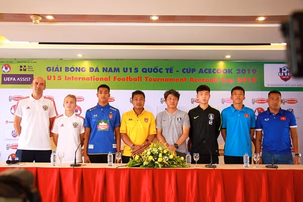 Các đội tuyển tham dự giải U15 Quốc tế họp báo trước trận. Ảnh: VFF