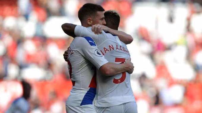 Các cầu thủ Crystal Palace ăn mừng bàn thắng 2 - 1. Ảnh: Getty
