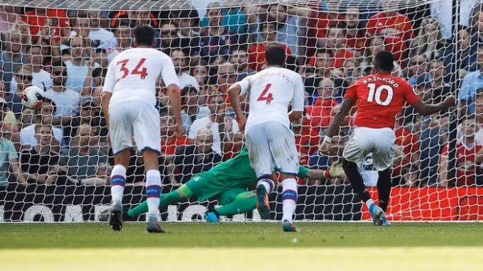 Rashford đá hỏng phạt đền đầy tiếc nuối. Ảnh: Getty