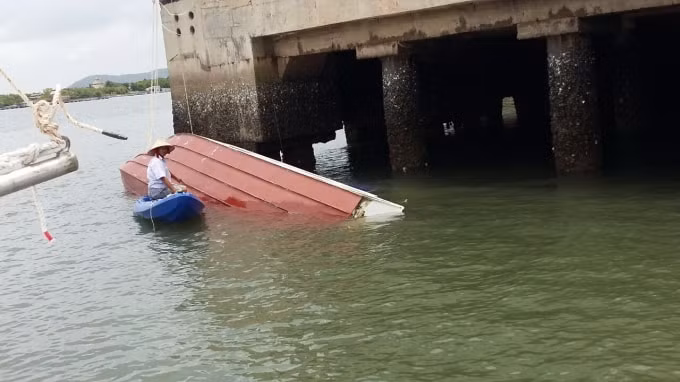 Sáng cùng ngày, tàu cano Thái Bình số hiệu “VS 6789” của Công ty cổ phần Vũng Tàu Marina đã được kéo về nơi sữa chửa. (Ảnh - CTV)