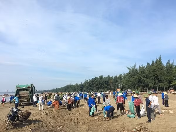 Các đại biểu, cùng hàng trăm đoàn viên thanh niên và ngư dân tham gia dọn sạch bãi biển ở phường Quảng Vinh, TP Sầm Sơn.
