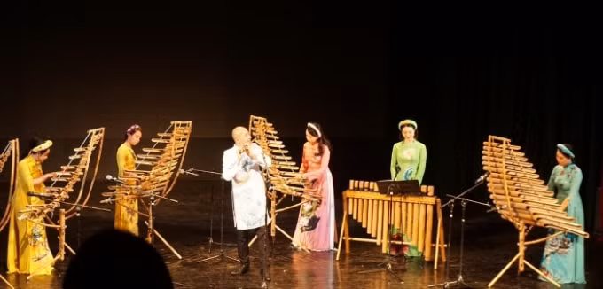 Song song với các tiết mục múa Israel là những bản hòa tấu cổ điển, đương đại trên nhạc cụ dân tộc cải tiến của dàn nhạc 