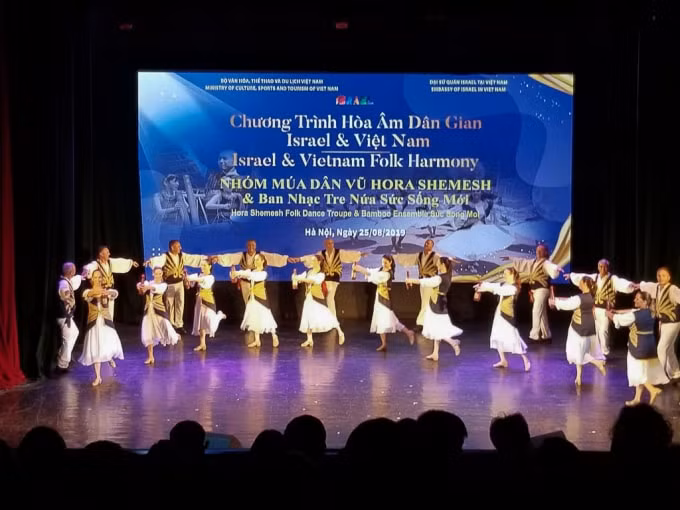 Một tiết mục biểu diễn nghệ thuật độc đáo của Israel tại đêm diễn. Ảnh: hanoimoi