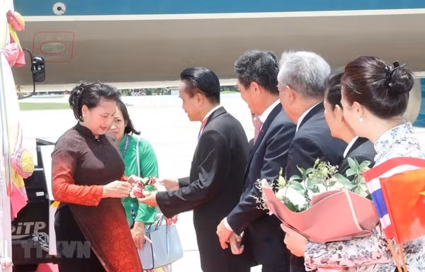 Các quan chức Thái Lan đón Chủ tịch Quốc hội Nguyễn Thị Kim Ngân và Đoàn đại biểu cấp cao Quốc hội Việt Nam, chiều 25/8. Ảnh: TTXVN