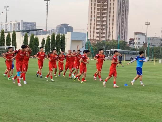 Các tuyển thủ Việt Nam khởi động trước buổi tập. Ảnh: Hoàng Dương