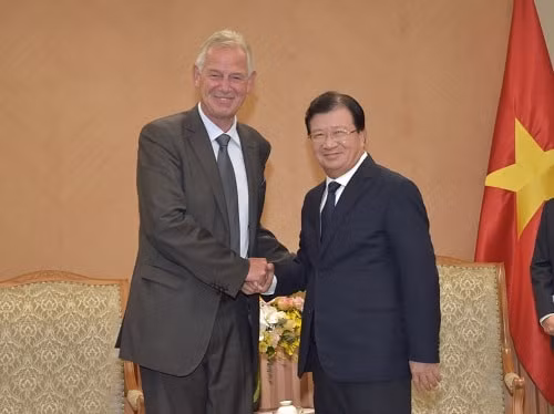 Phó Thủ tướng Trịnh Đình Dũng và Phó Đại sứ Đức tại Việt Nam Bjorn Koslowski - Ảnh: VGP