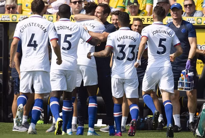 Các cầu thủ Chelsea ăn mừng bàn thắng mở tỉ số. Ảnh: Getty