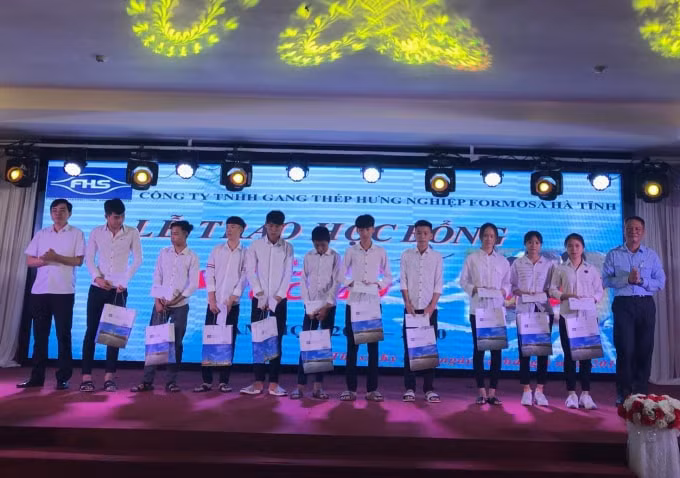 Những phần quà nhằm động viên, khích lệ các em vượt qua khó khăn, vươn lên học tập tốt.