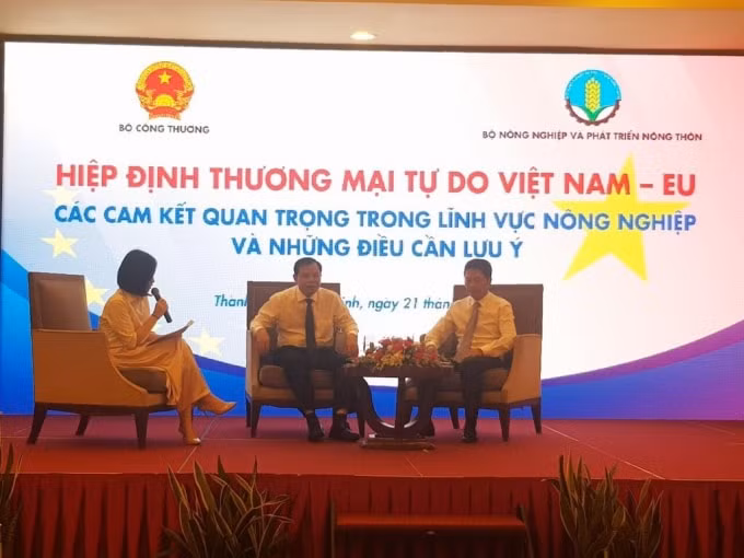 Bộ trưởng Trần Tuấn Anh và Bộ trưởng Nguyễn Xuân Cường đối thoại với doanh nghiệp tại Hội nghị. Ảnh: Hồng Trâm