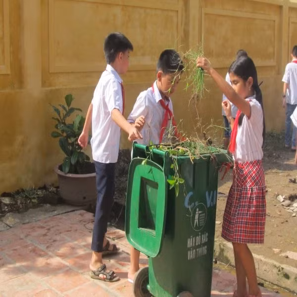 Bộ GD&ĐT huy động học sinh, giáo viên tham gia dọn vệ sinh, diệt bọ gậy phòng chống sốt xuất huyết. Ảnh minh họa