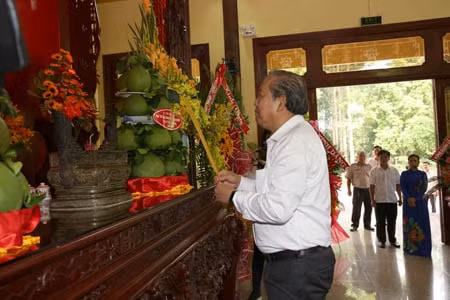 Phó Thủ tướng Thường trực Chính phủ Trương Hòa Bình và Đoàn công tác dâng hương tại Khu di tích Chủ tịch Tôn Đức Thắng. Ảnh: VGP
