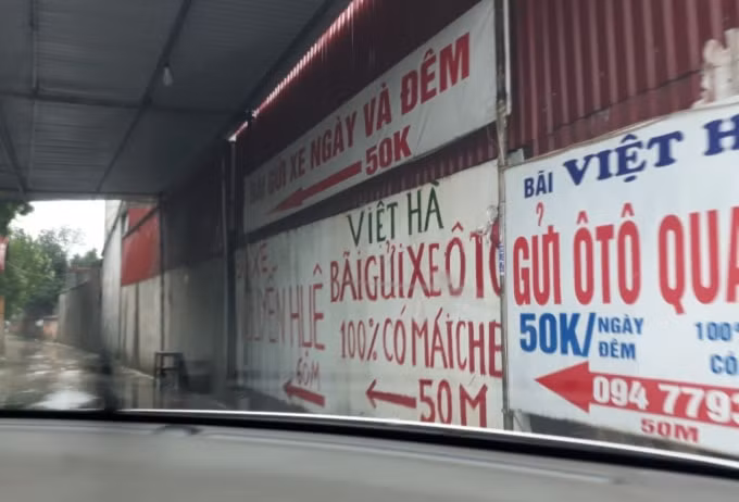 Bảng biển chằng chịt trong ngõ nhỏ