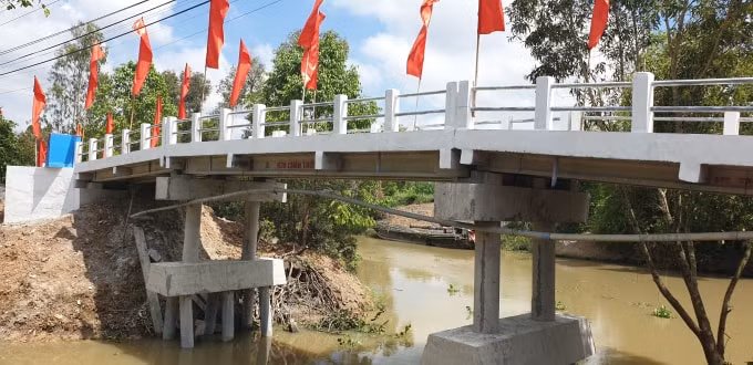 Cầu Kênh 30/4 mới được xây dựng với kết cấu bê tông cốt thép, mố trụ chắc chắn. Ảnh: baogiaothong.vn