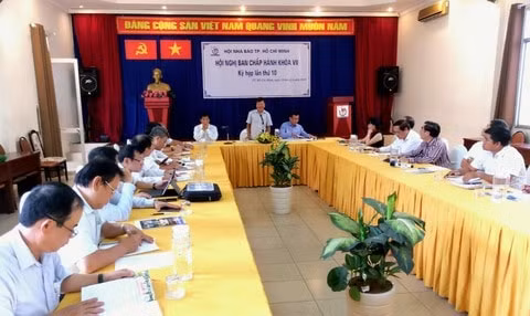 Ông Mã Diệu Cương, Chủ tịch Hội Nhà báo TP. HCM chủ trì hội nghị. Ảnh: PV