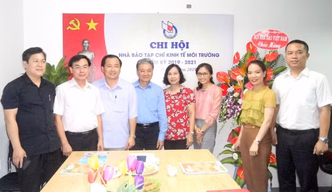 Chi hội Tạp chí Kinh tế Môi trường chụp ảnh kỉ niệm với các đồng chí Ban Công tác Hội - Hội Nhà báo Việt Nam. Ảnh: PV