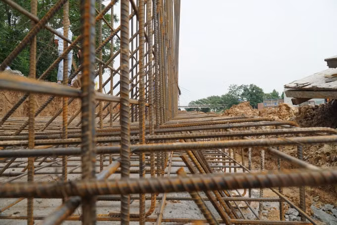 Sắt thép có dấu hiệu không được làm sạch trong quá trình thực hiện thi công (Ảnh Hà Long)