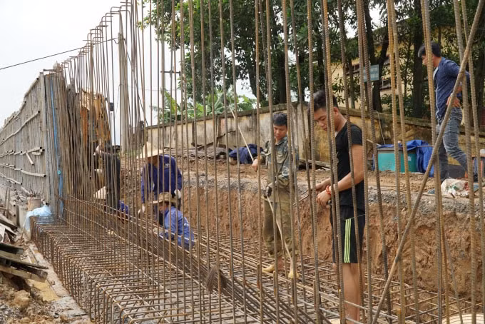 Những hạng mục cuối cùng của Dự án kè đê sông Bùi vẫn đang chạy đua cùng tiến độ (Ảnh Hà Long)