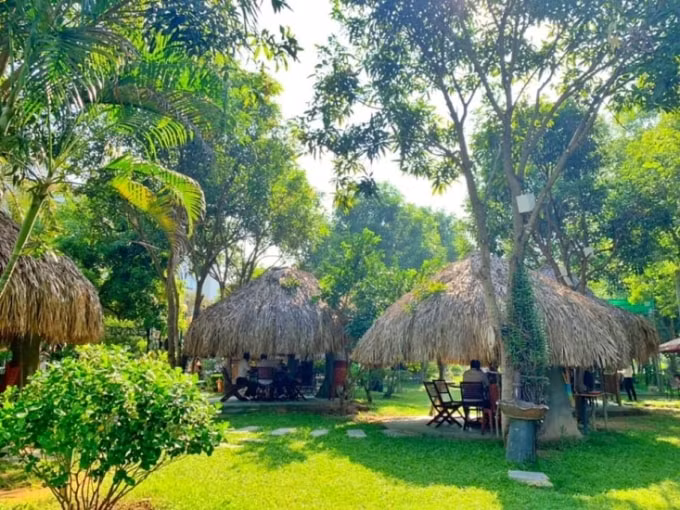 Chòi bán đồ ăn sáng núp bóng chòi nghỉ chân của Dạ Lan
