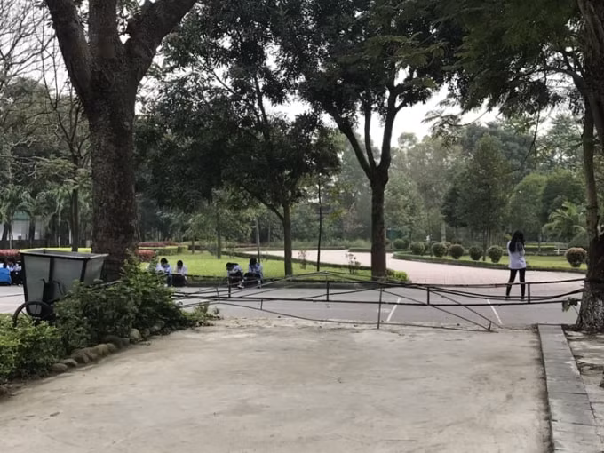 Đường đi lối lại trong Công viên Hội An bị Công ty CP Dạ Lan rào chắn bằng các khung thép.