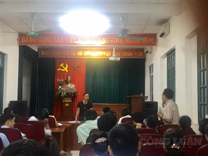 Bí thư Đảng ủy - Chủ tịch UBND phường Mễ Trì Đỗ Thị Soan đối thoại với các hộ dân