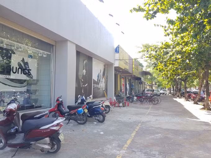 Mặc dù đã hết hạn hợp đồng thuê đất nhưng đến nay, Công ty An Phú vẫn không chịu trả đất mà tiếp tục “xẻ thịt” đất vàng cho thuê trái phép để thu lợi tiền tỷ.