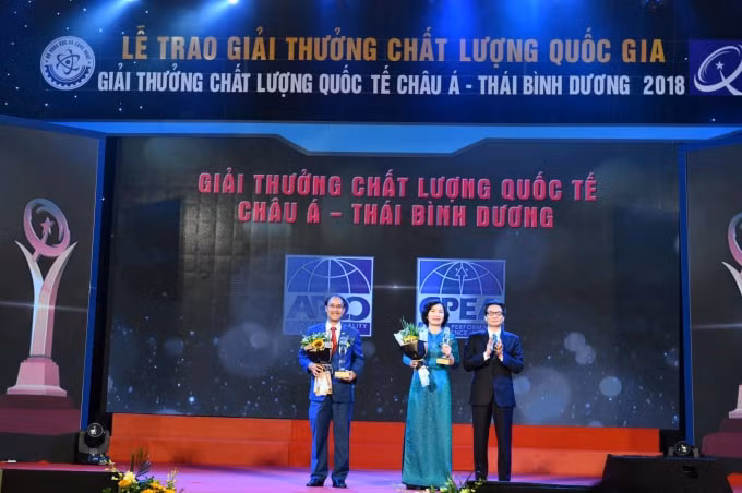 Phó Thủ tướng Vũ Đức Đam (ngoài cùng bên phải) trao giải cho 2 doanh nghiệp đoạt Giải.