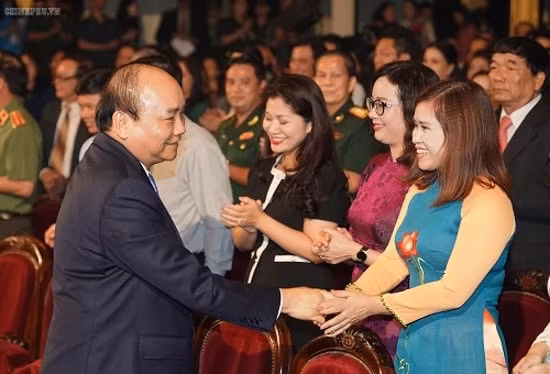 Thủ tướng gặp gỡ các văn nghệ sĩ. Ảnh: VGP