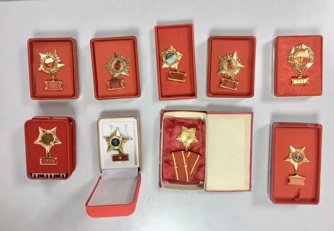 9 huân, huy chương của Giáo sư Đào Nguyên Cát, Phó Chủ tịch Hội Khoa học Kinh tế Việt Nam, Tổng Biên tập Thời báo Kinh tế Việt Nam được hiến tặng cho Bảo tàng Báo chí Việt Nam. Ảnh: Hoàng Huy