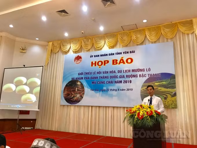 Phó Chủ tịch UBND tỉnh Yên Bái Dương Văn Tiến phát biểu tại buổi họp báo
