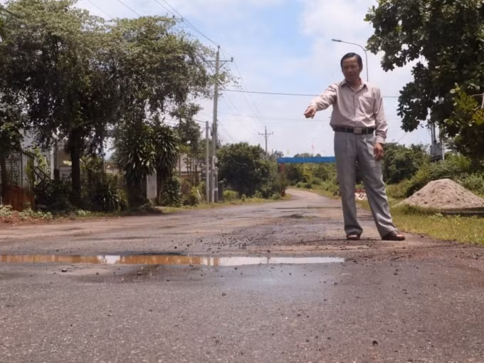 Ông Lê Quang Cạnh - Trưởng ấp Tân Thành, xã Quảng Thành phản ánh: mặt đường nhanh xuống cấp do xe ben chở đá tải trọng lớn gây ra.