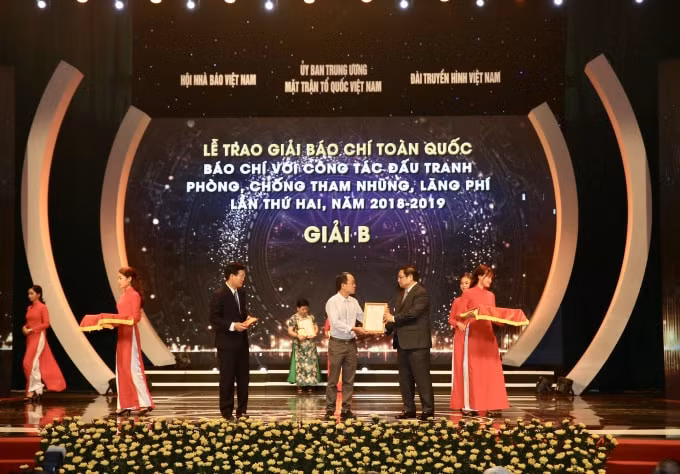 Đồng chí Phạm Minh Chính - Ủy viên Bộ Chính trị, Bí thư T.Ư Đảng, Trưởng Ban Tổ chức Trung ương trao giải cho nhà báo Đỗ Công Định.