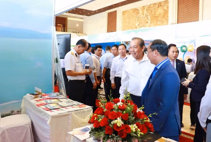 Phó Thủ tướng Thường trực Chính phủ Trương Hòa Bình thăm quan gian hàng của TMS Group.