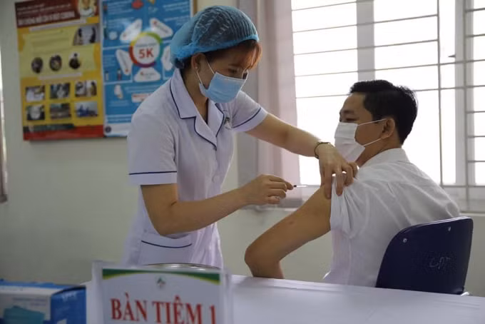 Việc tiêm phòng vắc xin COVID-19 hiện đang được tiến hành tại nhiều địa phương (ảnh TL).