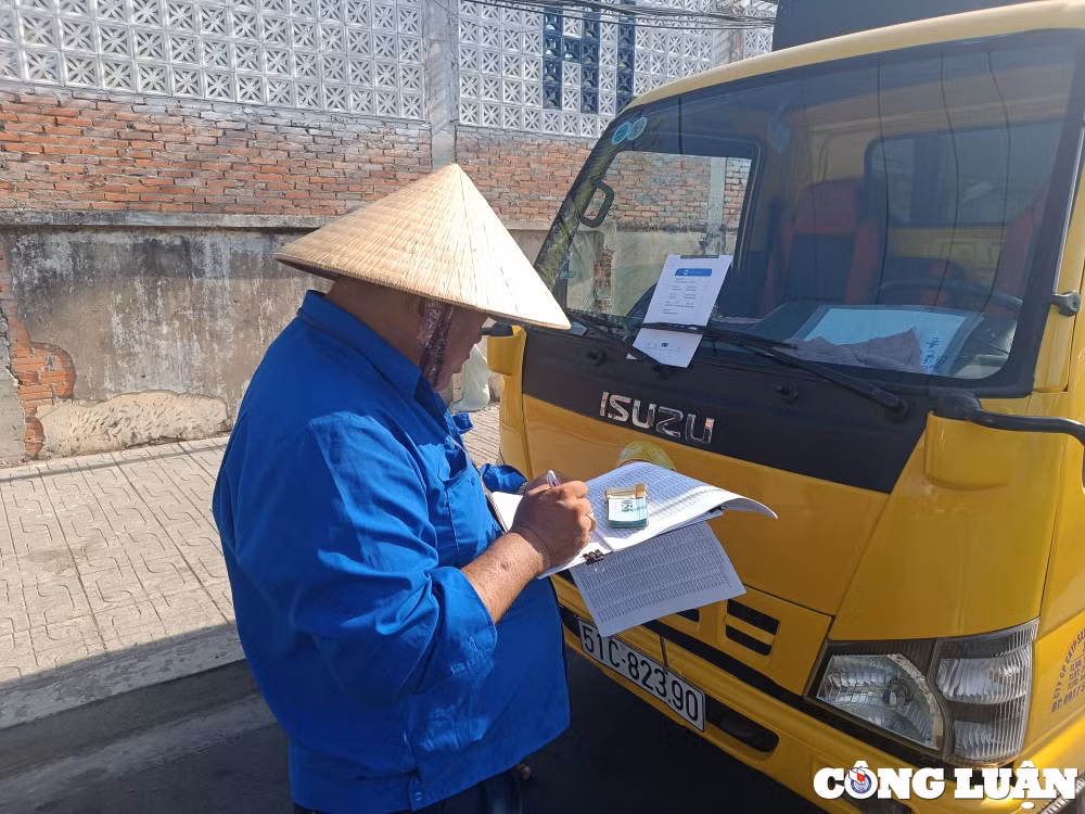 nhieu chu xe o tp hcm xep hang tu sang som ngay nghi le cuoi cung de cho dang kiem hinh 8